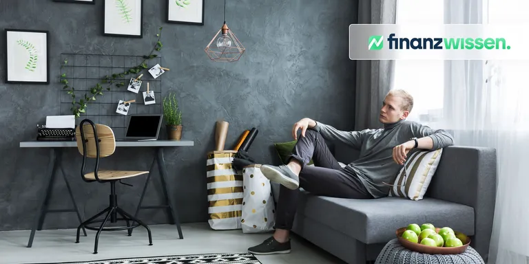 Moderne minimalistisch Wohnung in Grautönen mit Holzelementen, die per Airbnb vermietet werden kann