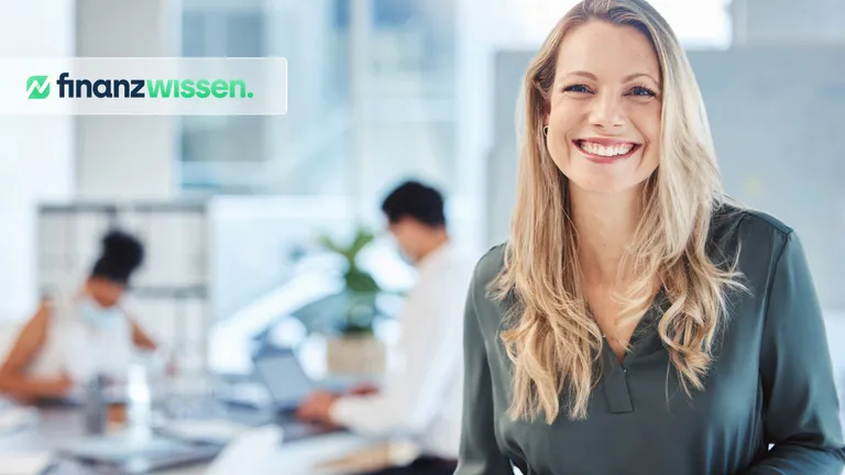 Junge Frau ist im Büro und lacht